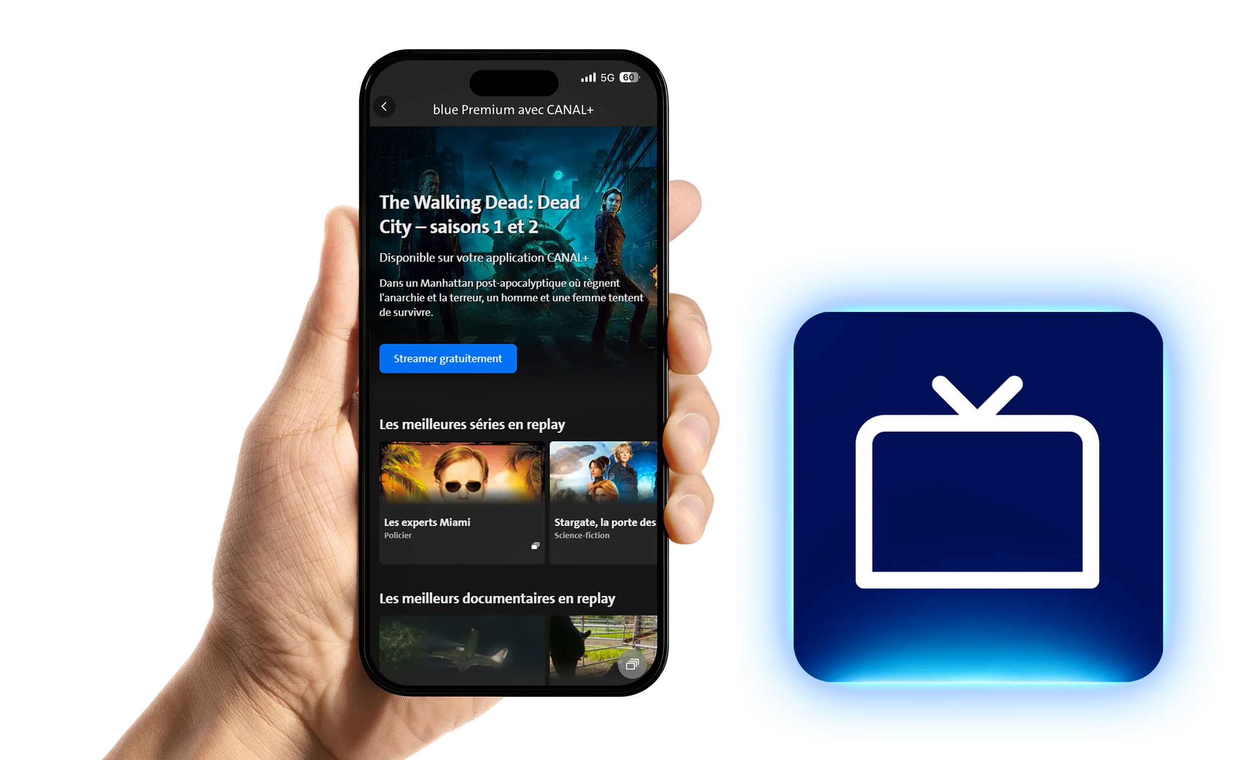 Main tenant un smartphone avec l'application blue TV affichant blue Premium  – à côté l'icône de l'application blue TV